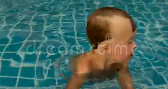 快乐的婴儿在游泳池里游泳视频的预览图