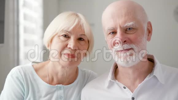 家中幸福的老夫妇的肖像年长的男人和他的妻子快乐的家庭一起享受视频的预览图