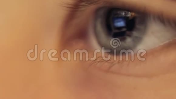 在孩子的眼睛显示电脑视频的预览图