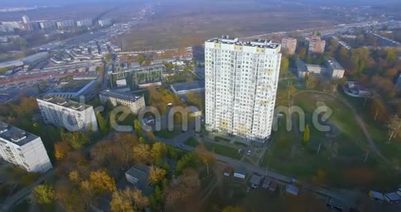 哈尔基夫住宅区和摩天大楼的秋季鸟瞰图视频的预览图