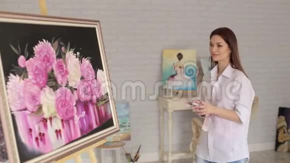 艺术家女孩的肖像靠近花的图片视频的预览图