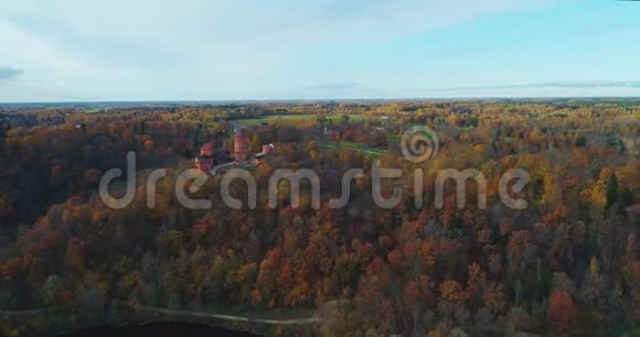 Turaides城堡秋季森林Sigulda城市自然高亚河无人机飞行桥车从上面驾驶视频的预览图