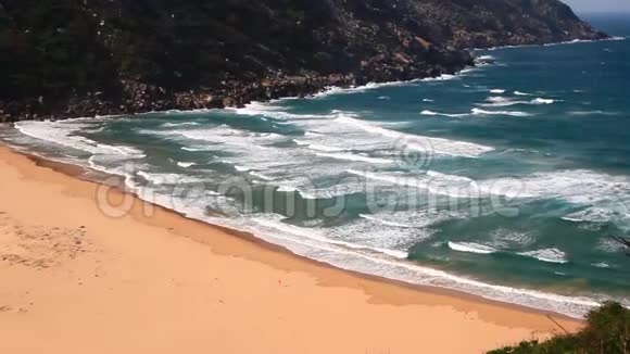 波浪冲向岸边视频的预览图