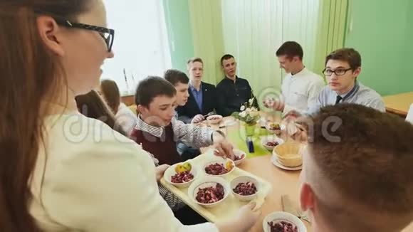 高中生在餐厅用餐俄罗斯学校视频的预览图