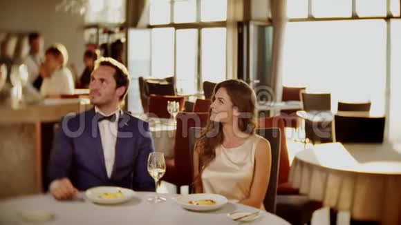 一对夫妇在餐馆里和服务员说话视频的预览图
