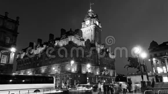 苏格兰爱丁堡夜景带巴尔莫勒尔酒店和钟楼视频的预览图