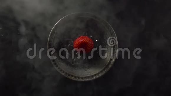 在沸腾液氮中草莓的俯视图视频的预览图