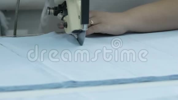 裁剪面料缝纫工作裁房裁蓝布裁裁刀视频的预览图
