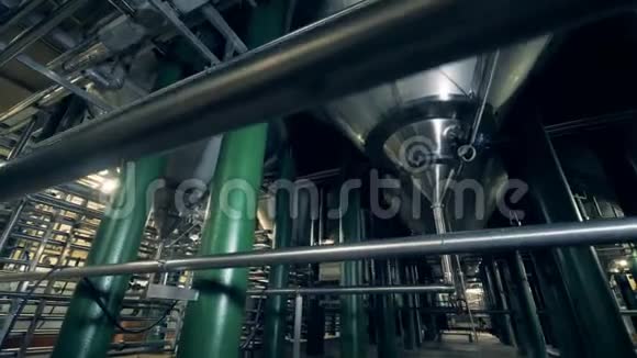 酿酒厂的钢桶和管道视频的预览图
