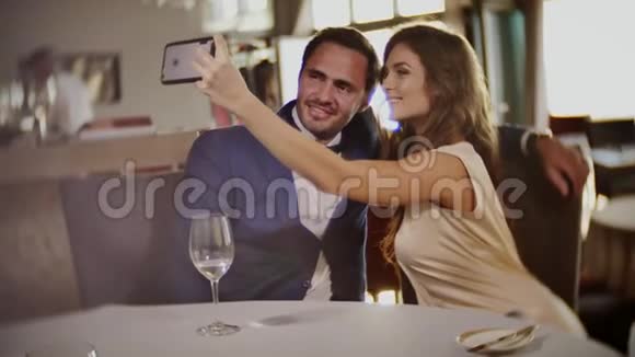 一对漂亮的情侣在餐厅自拍视频的预览图