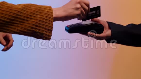 用磁条信用卡通过终端支付隔离在蓝色和黄色背景上库存关门视频的预览图
