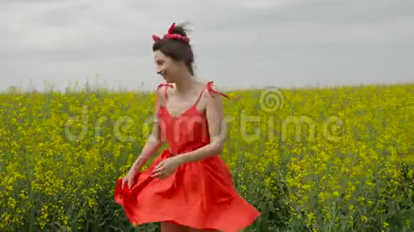 穿着红裙子跳舞的性感少女视频的预览图