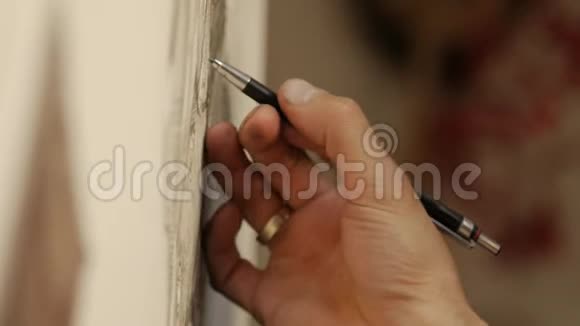 人类艺术家用石墨铅笔画画视频的预览图