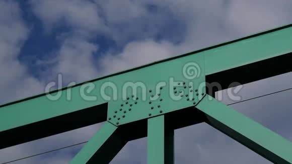 铁桥和天空视频的预览图