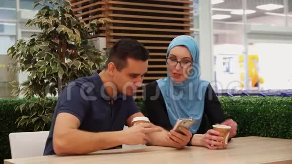 穆斯林女孩和年轻人在咖啡馆里聊天视频的预览图