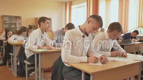 俄罗斯学校小学生在笔记本上写控制考试视频的预览图