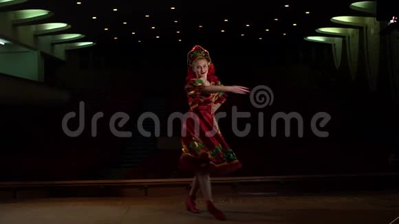 小女孩在跳俄罗斯民族舞蹈慢舞视频的预览图