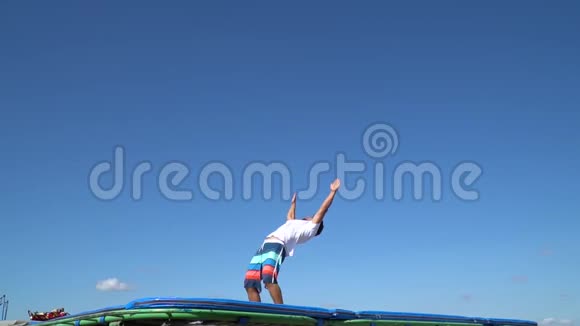 一个男人在蹦床上跳着筋斗动作缓慢视频的预览图
