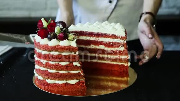 糖果显示红色装饰蛋糕分成两部分视频的预览图