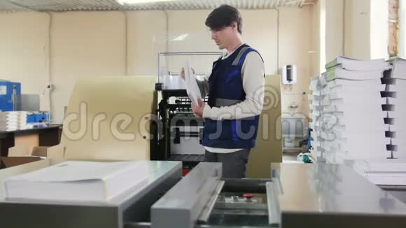 印刷厂工人从事印刷工作视频的预览图