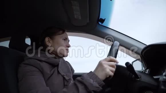 一个37岁的女人正在开车女孩开车视频的预览图