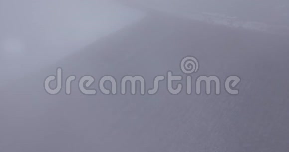 雾中的湖水视频的预览图