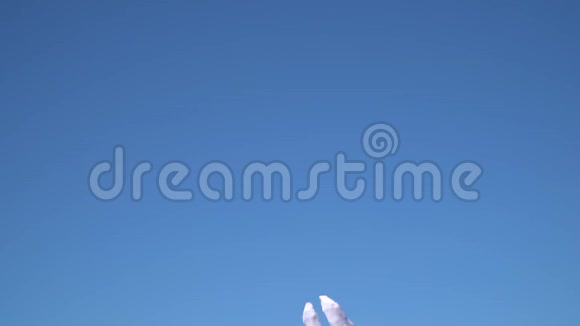 一个人在蓝天的映衬下慢腾腾视频的预览图