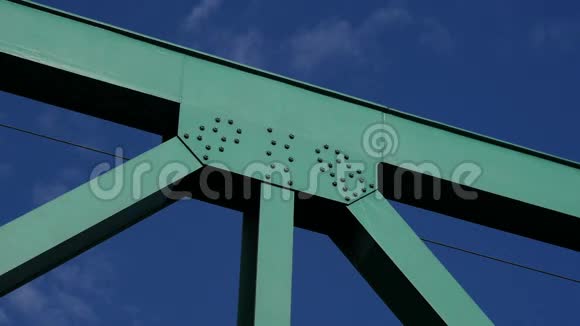 铁桥和天空视频的预览图