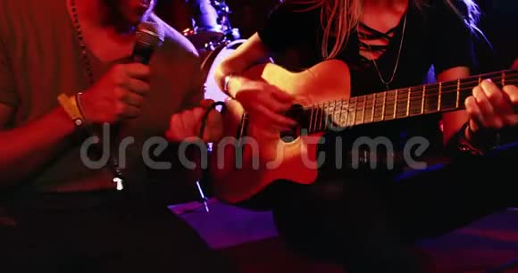 一对在夜总会弹吉他唱歌的情侣视频的预览图
