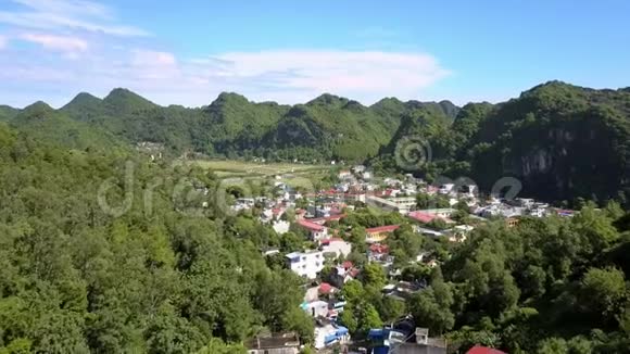 绿色森林山中的鸟瞰小现代城市视频的预览图