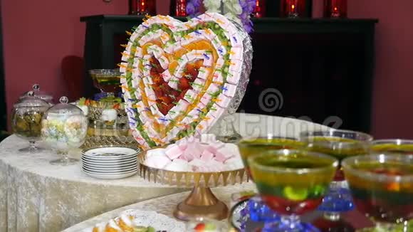 五颜六色的自助餐桌有水果甜点和棉花糖美丽的装饰食物设计心形概念假日视频的预览图