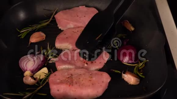 厨师烤生猪肉鱼片奖章视频的预览图
