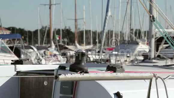 前景中的一艘帆船停泊在港口视频的预览图