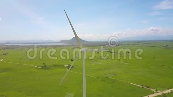 单风涡轮叶片旋转在绿谷近景视频的预览图