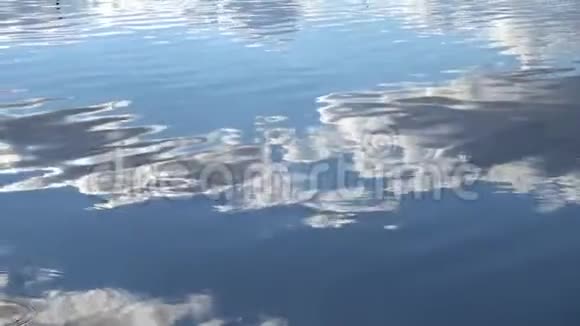 云在水的背景上视频的预览图