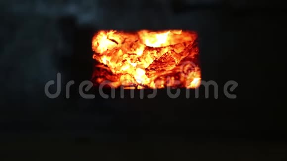 铁匠用一把旧铁锹在煤炉内点燃火焰以制造金属视频的预览图