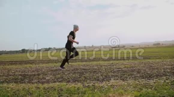 慢跑者在美丽的大自然上奔跑着4K视频的预览图