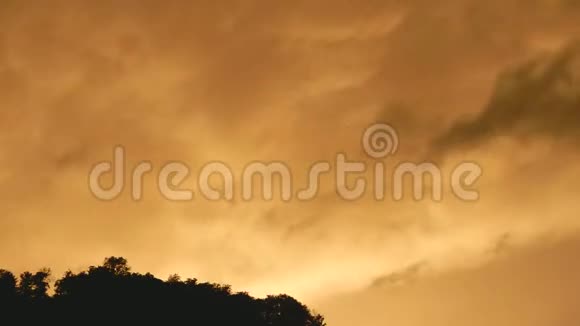 日落时分美丽的彩色积云视频的预览图