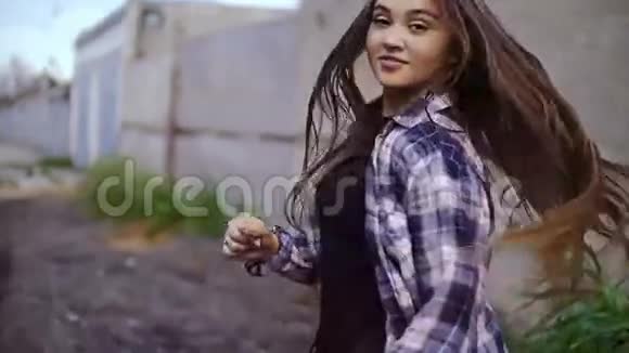 一个年轻的女人绕着篱笆跑视频的预览图