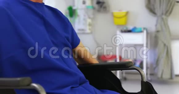 坐轮椅的男性病人视频的预览图
