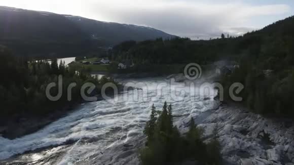 挪威瀑布4K页视频的预览图