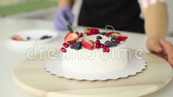 这个女孩主要的糖果师装饰森林浆果草莓自制蛋糕视频的预览图