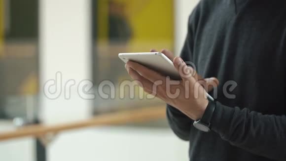 男人的手在平板电脑上打字视频的预览图