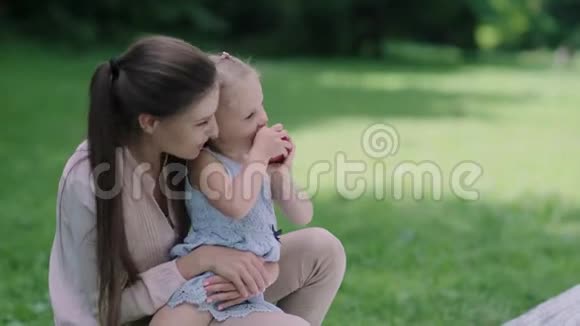 儿童营养小女孩在公园吃新鲜苹果视频的预览图