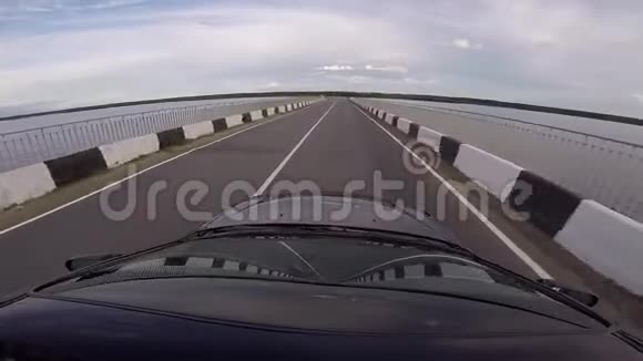 开车在湖边的桥上行驶夏天的时候视频的预览图