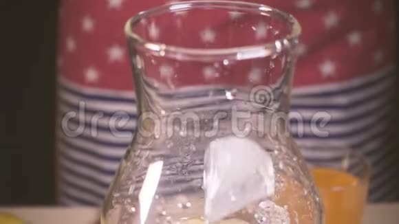 缓慢运动的冰击打在木板上掉进了一个装有水的瓶子里视频的预览图
