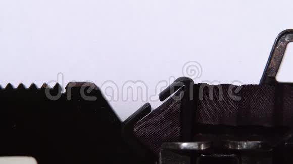 复古打字机印刷的新技术关门视频的预览图