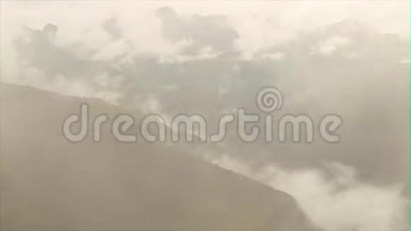云以高速飞越安第斯山脉视频的预览图