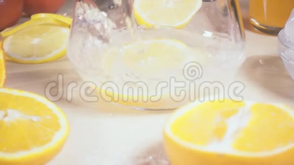 慢动作苏打水倒入柠檬片的装饰器中视频的预览图