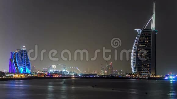 迪拜天际线与BurjAl阿拉伯酒店在夜间时间推移视频的预览图